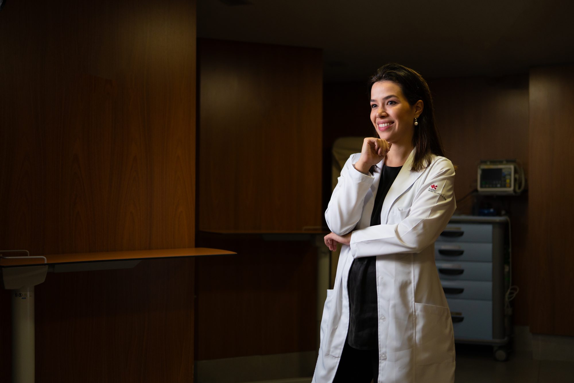 Dra. Daniela Rezende, oncologista em Brasília, no consultório do Hospital Santa Lúcia